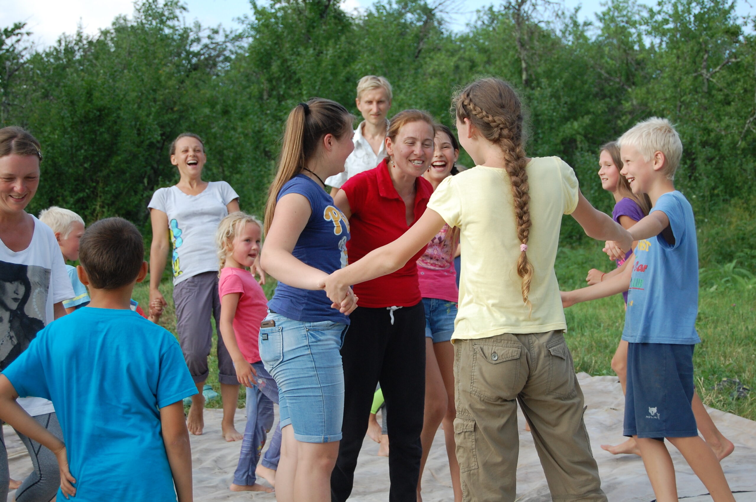 Семейный лагерь для детей и родителей. Семейный лагерь. Лагерь это семья. Яркие каникулы лагерь.